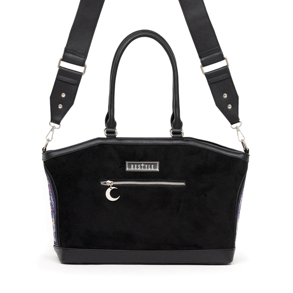 Bolso shopper rígido con diseño bordado de auroras boreales en tonos fríos con correa para bandolera modelo Northern Lights de Restyle vista posterior del logo y el tirador de cremallera con detalle de luna metálica