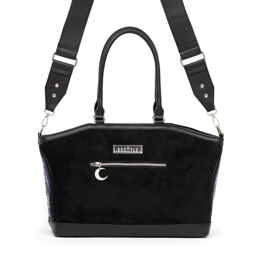 Bolso shopper rígido con diseño bordado de auroras boreales en tonos fríos con correa para bandolera modelo Northern Lights de Restyle vista posterior del logo y el tirador de cremallera con detalle de luna metálica