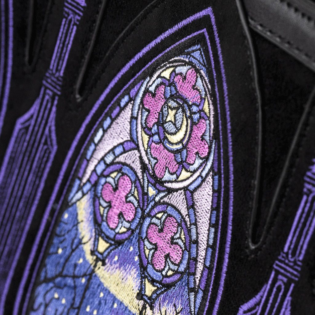 Bolso shopper rígido con diseño bordado de auroras boreales en tonos fríos con correa para bandolera modelo Northern Lights de Restyle vista detalle de bordado