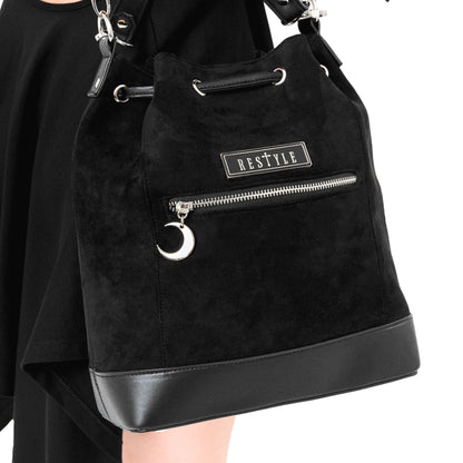 Bolso con bordado de polillas, flores y lunas estilo mágico acabado en terciopelo y piel sintética en forma de saco tipo bandolera y bolso de mano de restyle vista posterior cerca