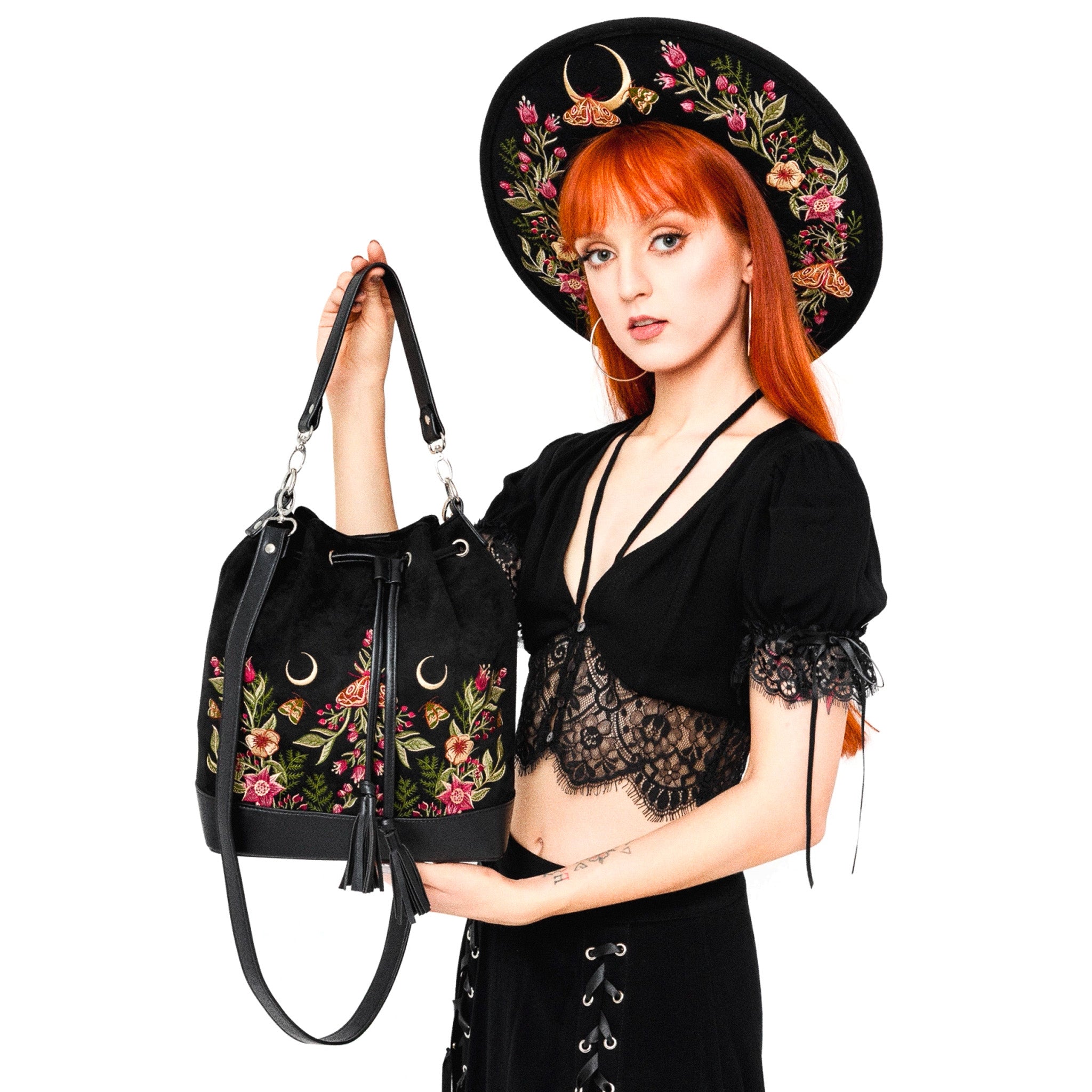 Bolso con bordado de polillas, flores y lunas estilo mágico acabado en terciopelo y piel sintética en forma de saco tipo bandolera y bolso de mano de restyle vista con modelo