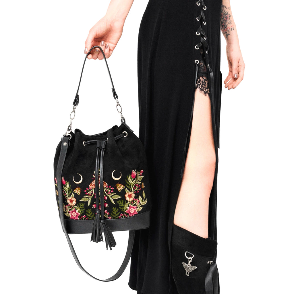 Bolso con bordado de polillas, flores y lunas estilo mágico acabado en terciopelo y piel sintética en forma de saco tipo bandolera y bolso de mano de restyle vista con modelo