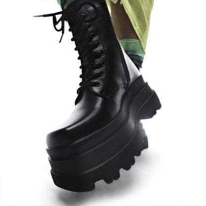 Botas con plataforma KOI Footwear Deathwatch color negro on feet