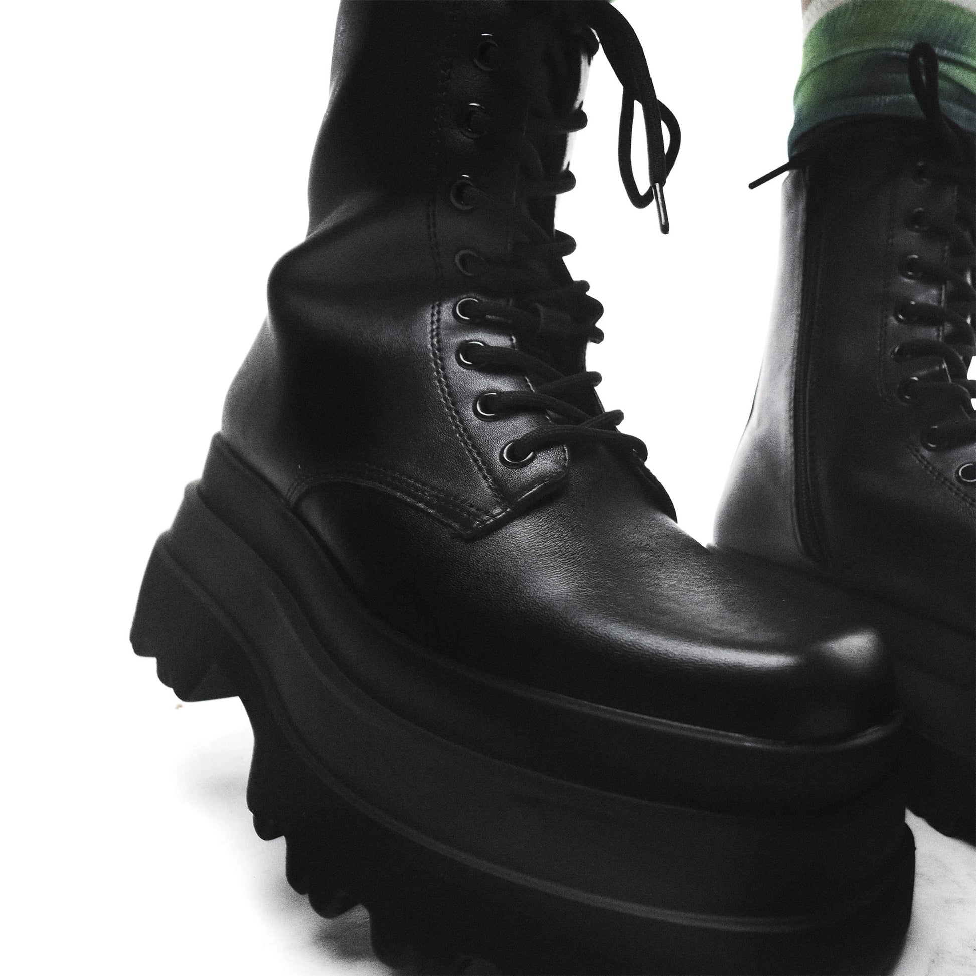 Botas con plataforma KOI Footwear Deathwatch color negro on feet