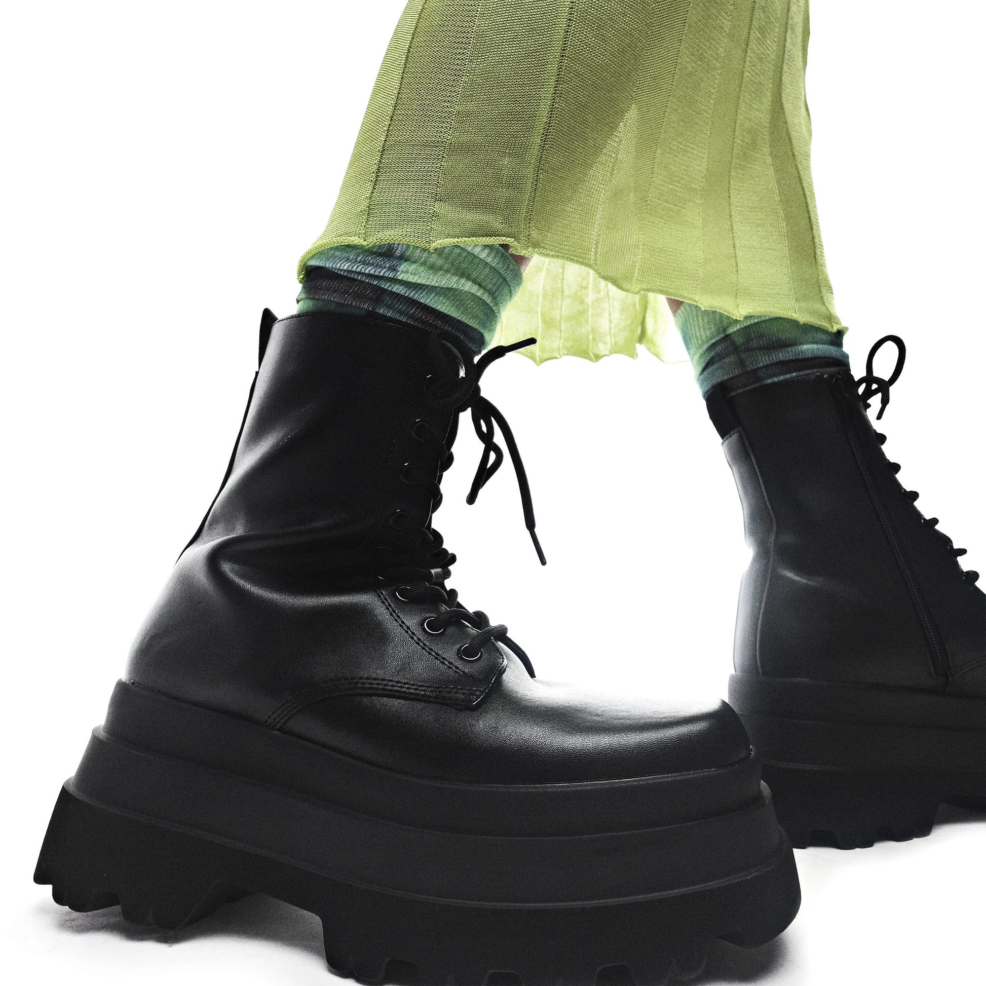 Botas con plataforma KOI Footwear Deathwatch color negro on feet