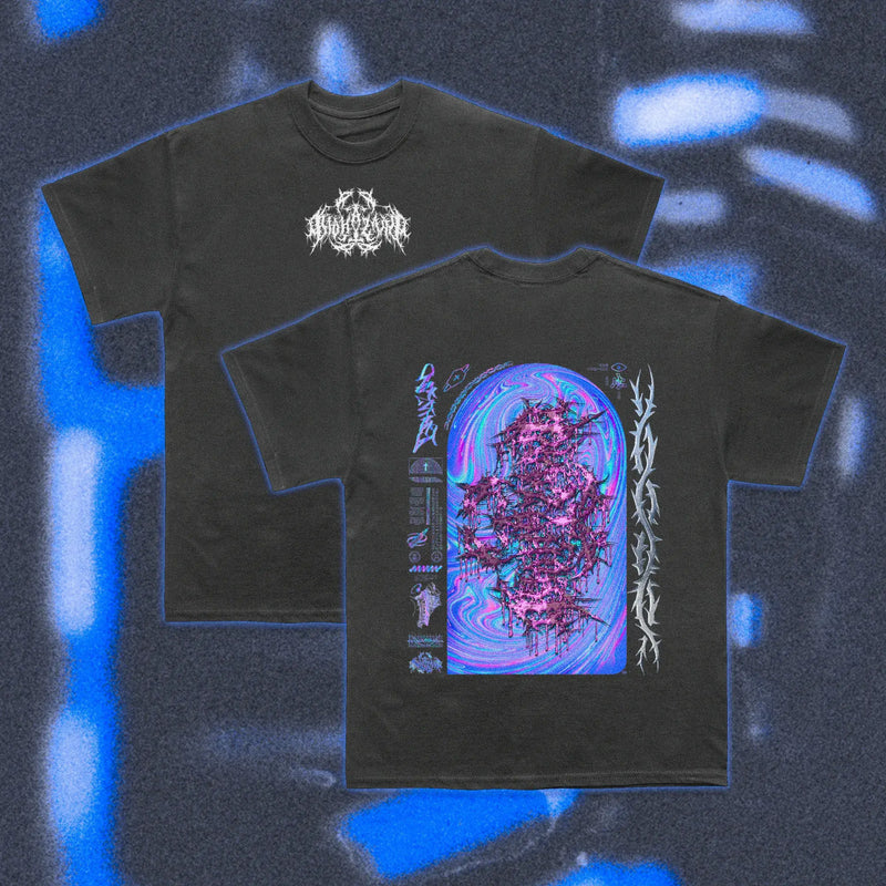 Camiseta Halfcurve Biohazard negra, estampado técnico distópico Y2K, detalle de riesgo biológico