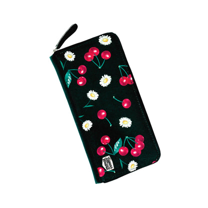 Cartera grande rectangular con estampado de margaritas y cerezas de Liquor Brand vista ángulo