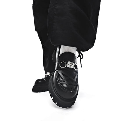 Mocasines para hombre Silent de KOI Footwear en color negro on feet