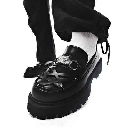 Mocasines para hombre Silent de KOI Footwear en color negro on feet