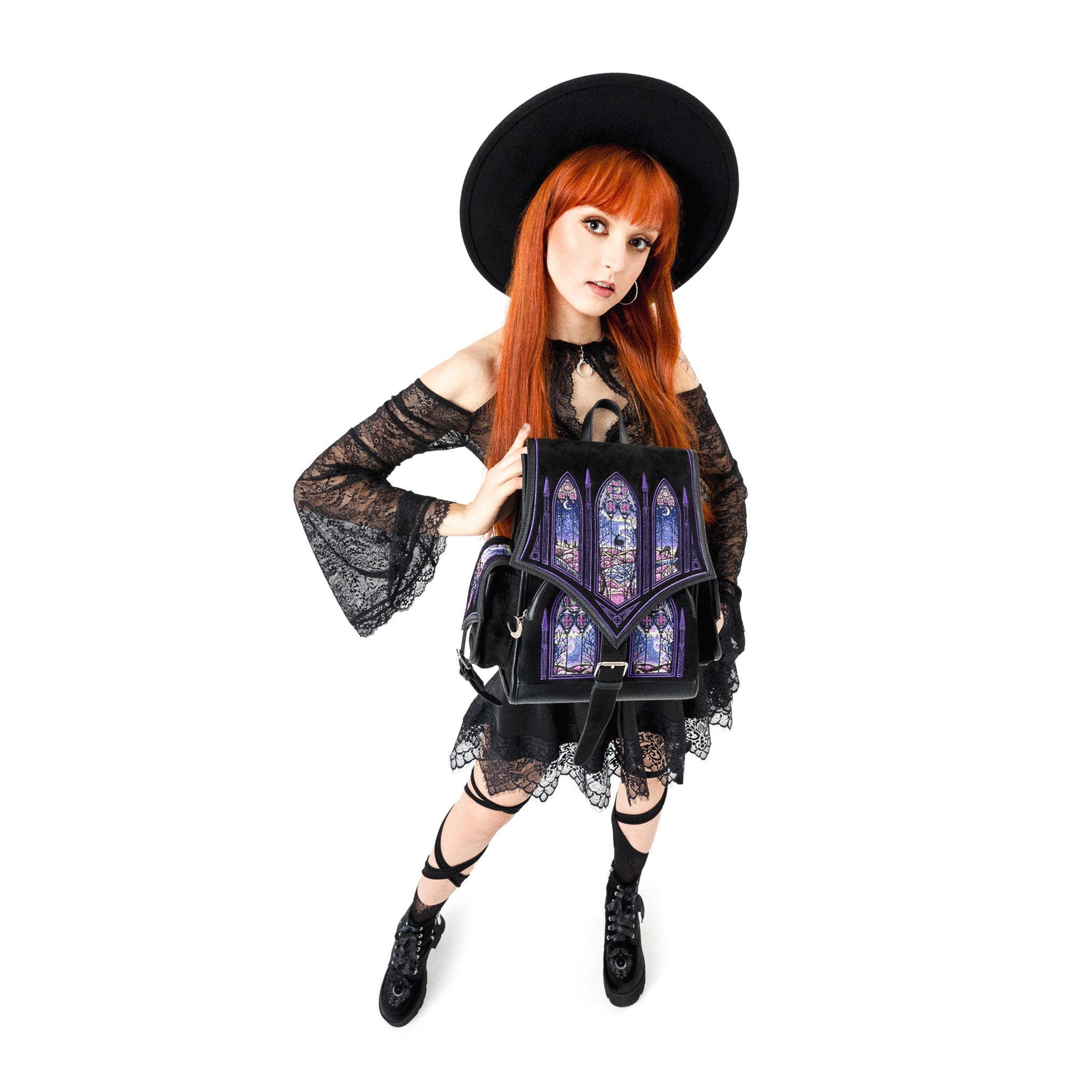 Mochila bordada con motivos de ventanales góticos y auroras boreales de la colección Northern Lights de Restyle en colores fríos y cálidos vista modelo