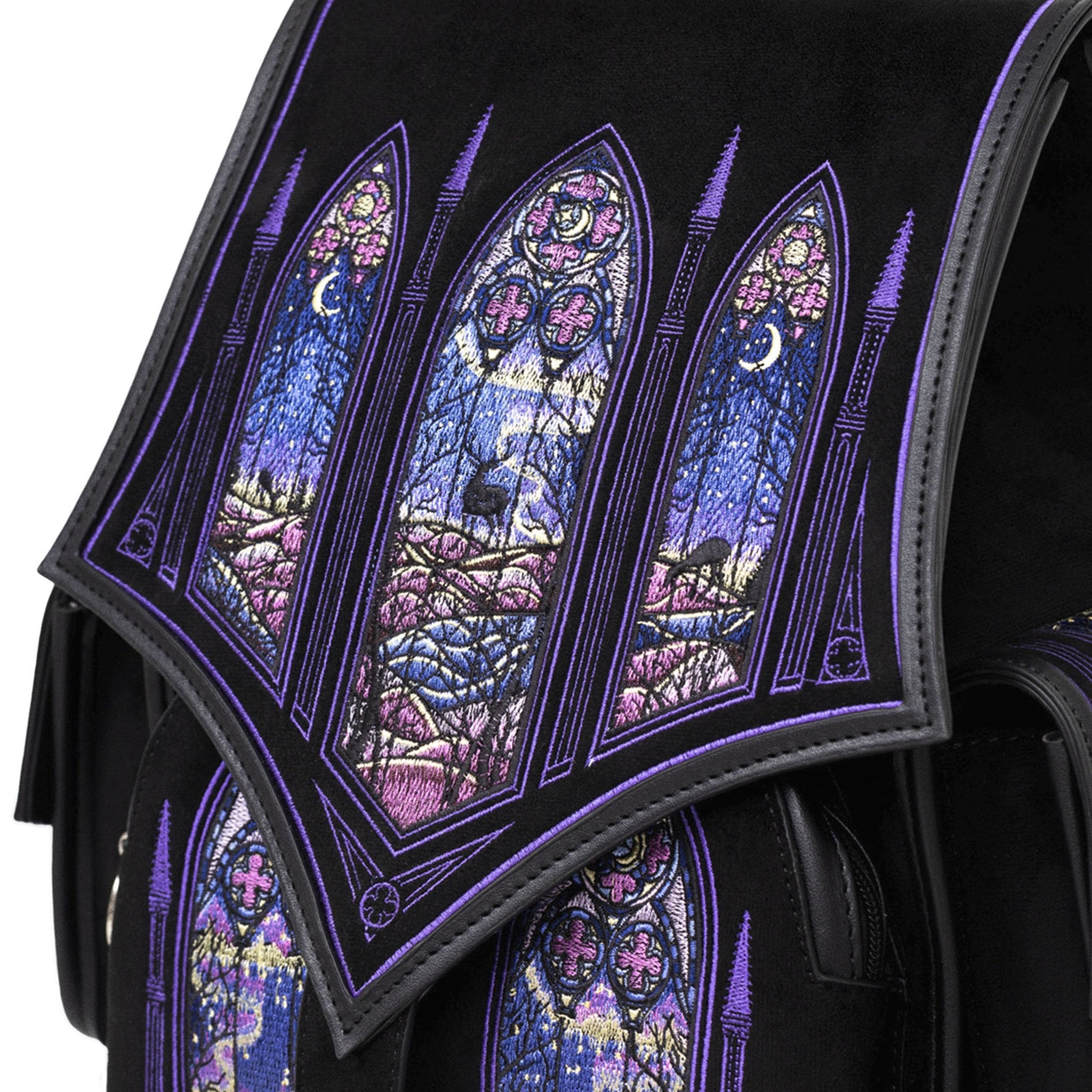 Mochila bordada con motivos de ventanales góticos y auroras boreales de la colección Northern Lights de Restyle en colores fríos y cálidos vista detalle