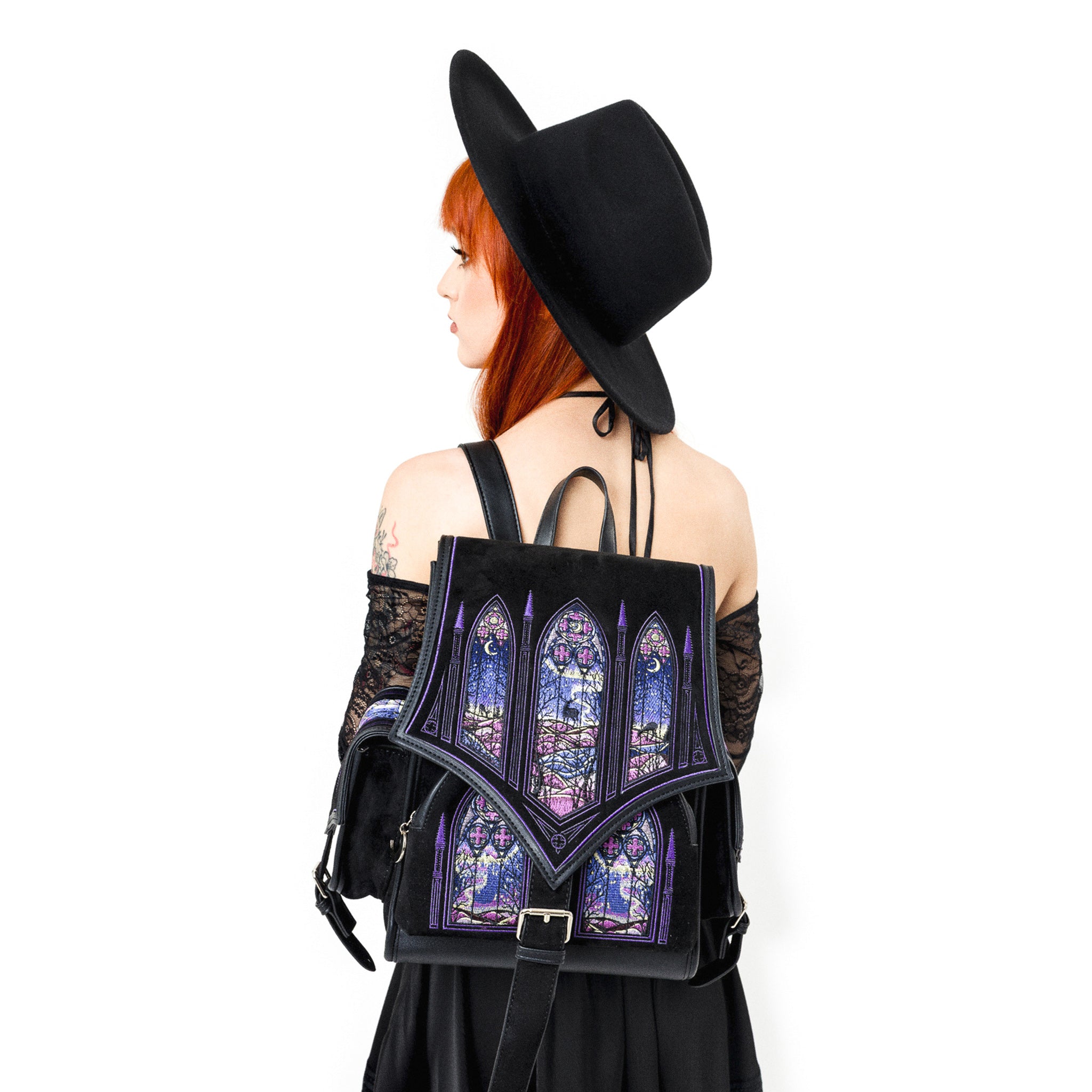 Mochila bordada con motivos de ventanales góticos y auroras boreales de la colección Northern Lights de Restyle en colores fríos y cálidos vista modelo