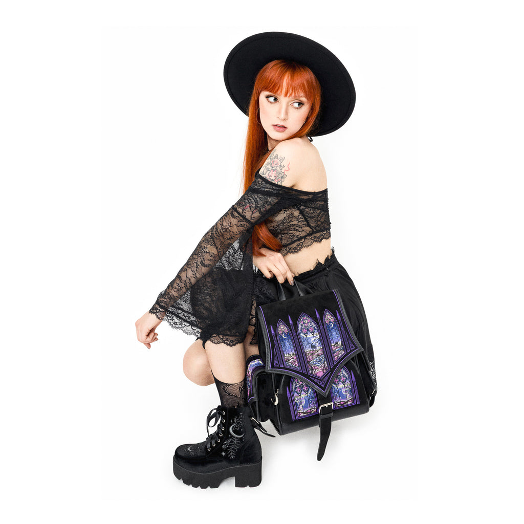 Mochila bordada con motivos de ventanales góticos y auroras boreales de la colección Northern Lights de Restyle en colores fríos y cálidos vista modelo