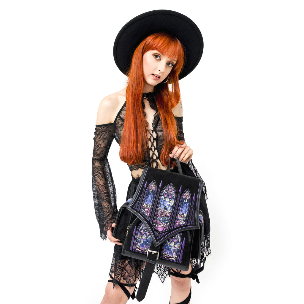 Mochila bordada con motivos de ventanales góticos y auroras boreales de la colección Northern Lights de Restyle en colores fríos y cálidos vista modelo