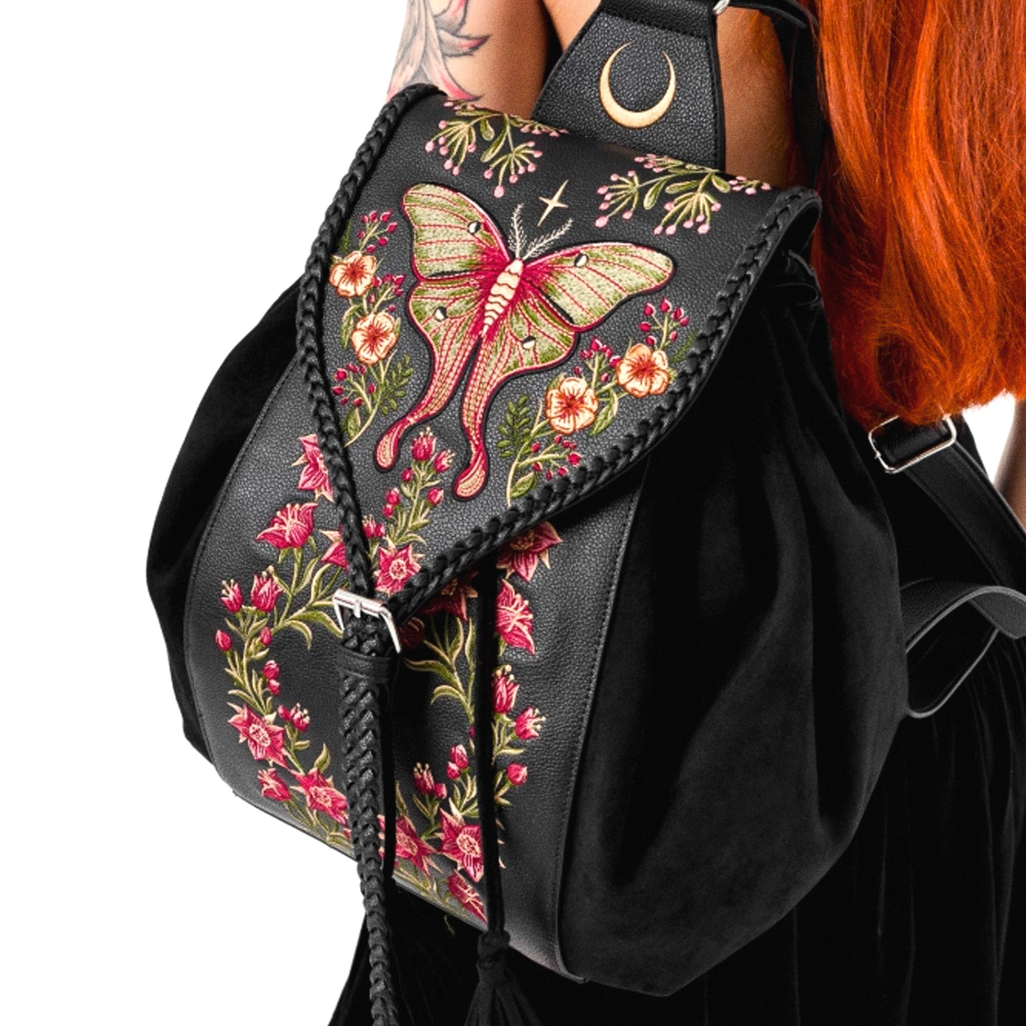 Mochila tipo bohemio con bordado de polilla, plantas y lunas acabado en cuero y ante sintéticos de restyle vista detalle bordado