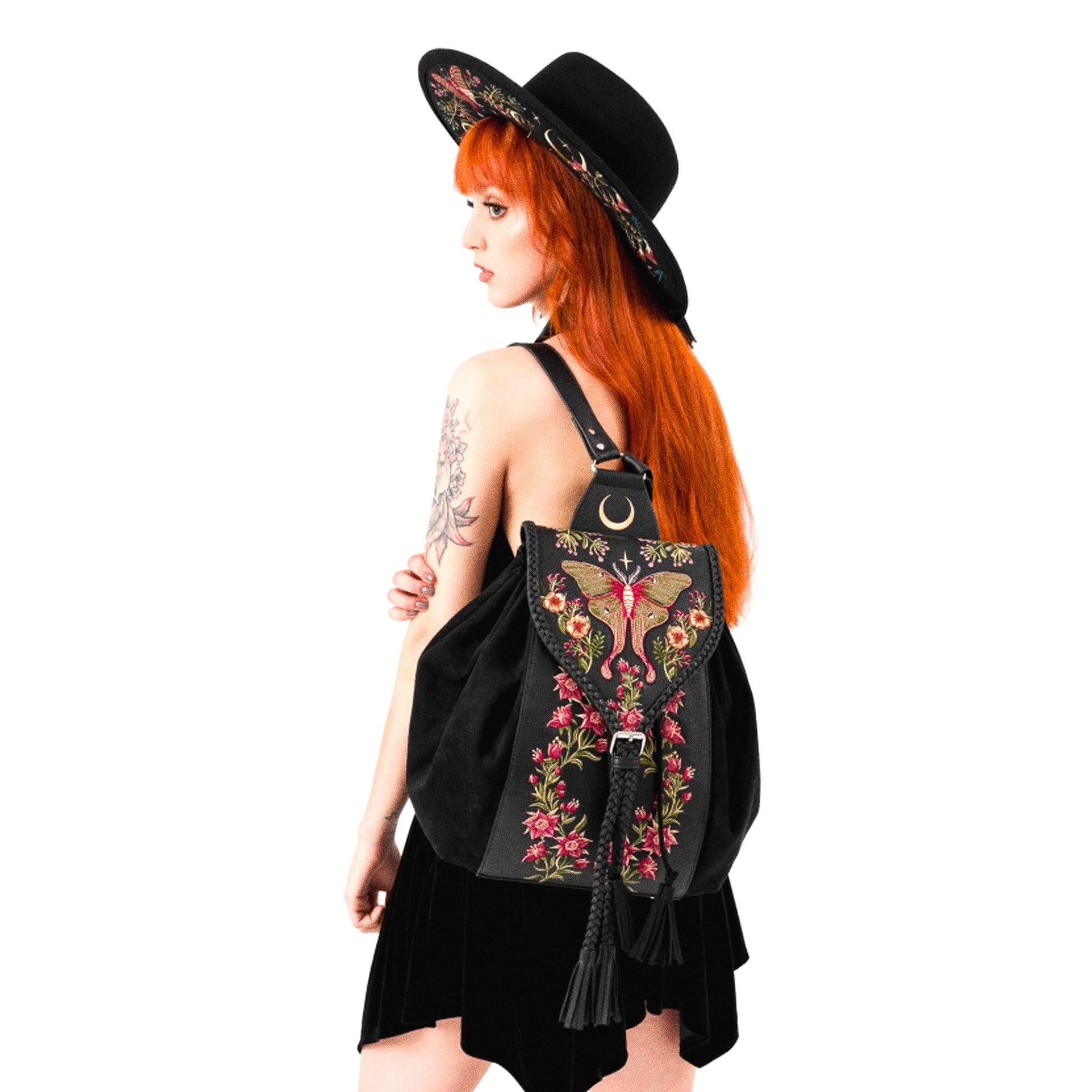 Mochila tipo bohemio con bordado de polilla, plantas y lunas acabado en cuero y ante sintéticos de restyle vista modelo