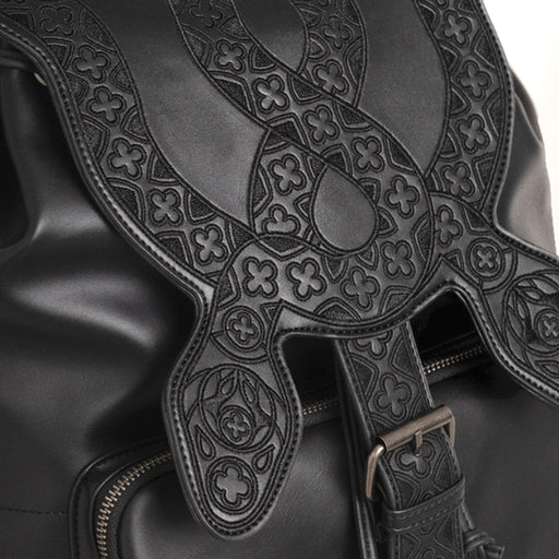 Mochila con solapa en forma de serpiente bordada con motivos inspirados en las catedrales vista  detalle solapa