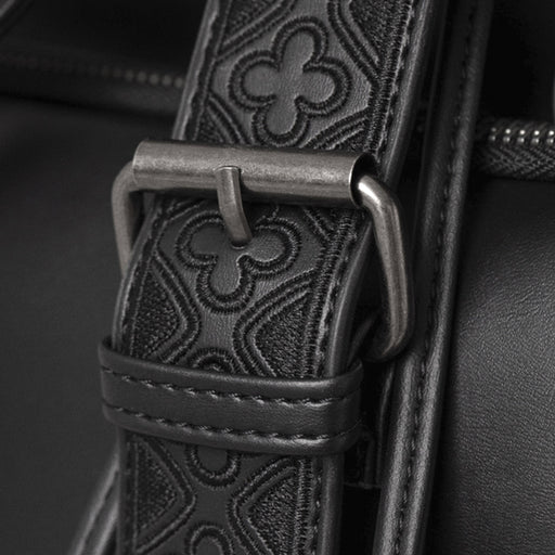 Mochila con solapa en forma de serpiente bordada con motivos inspirados en las catedrales vista detalle hebilla