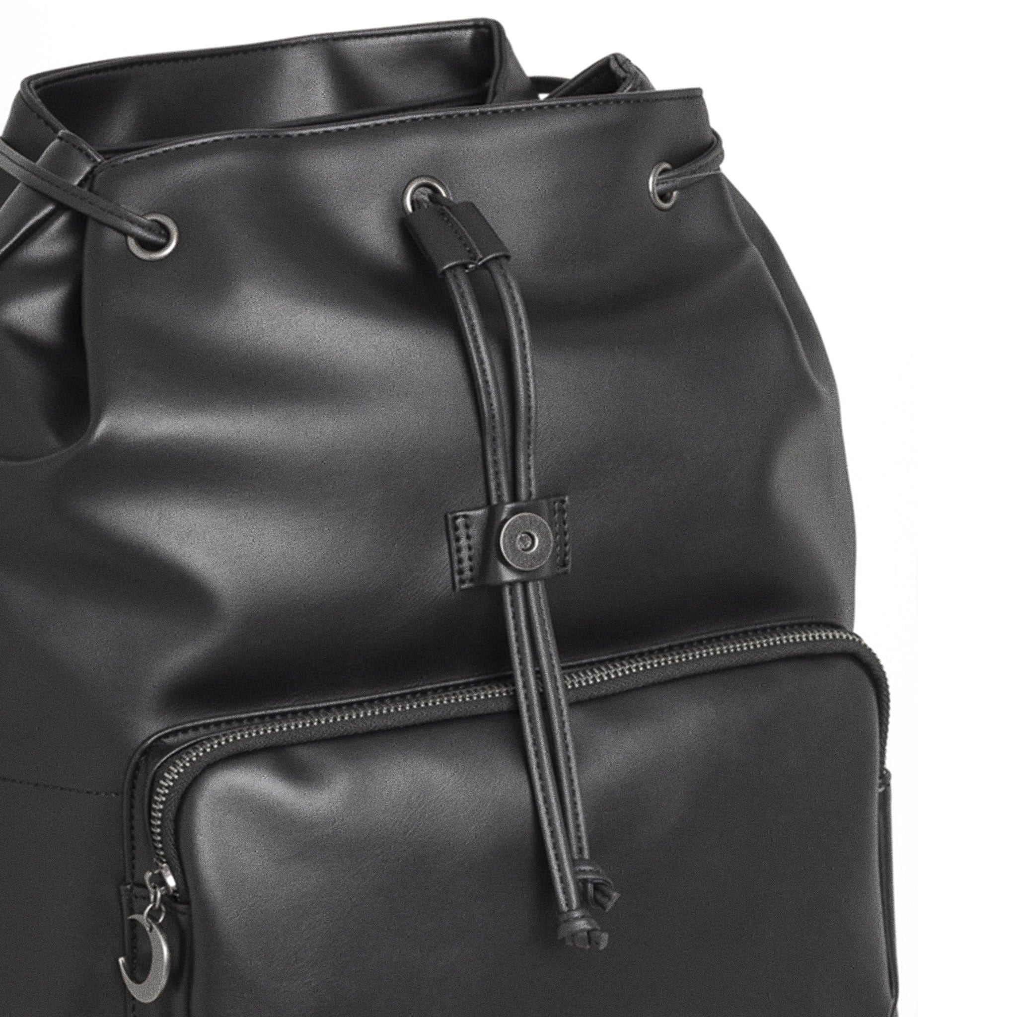 Mochila con solapa en forma de serpiente bordada con motivos inspirados en las catedrales vista abierta