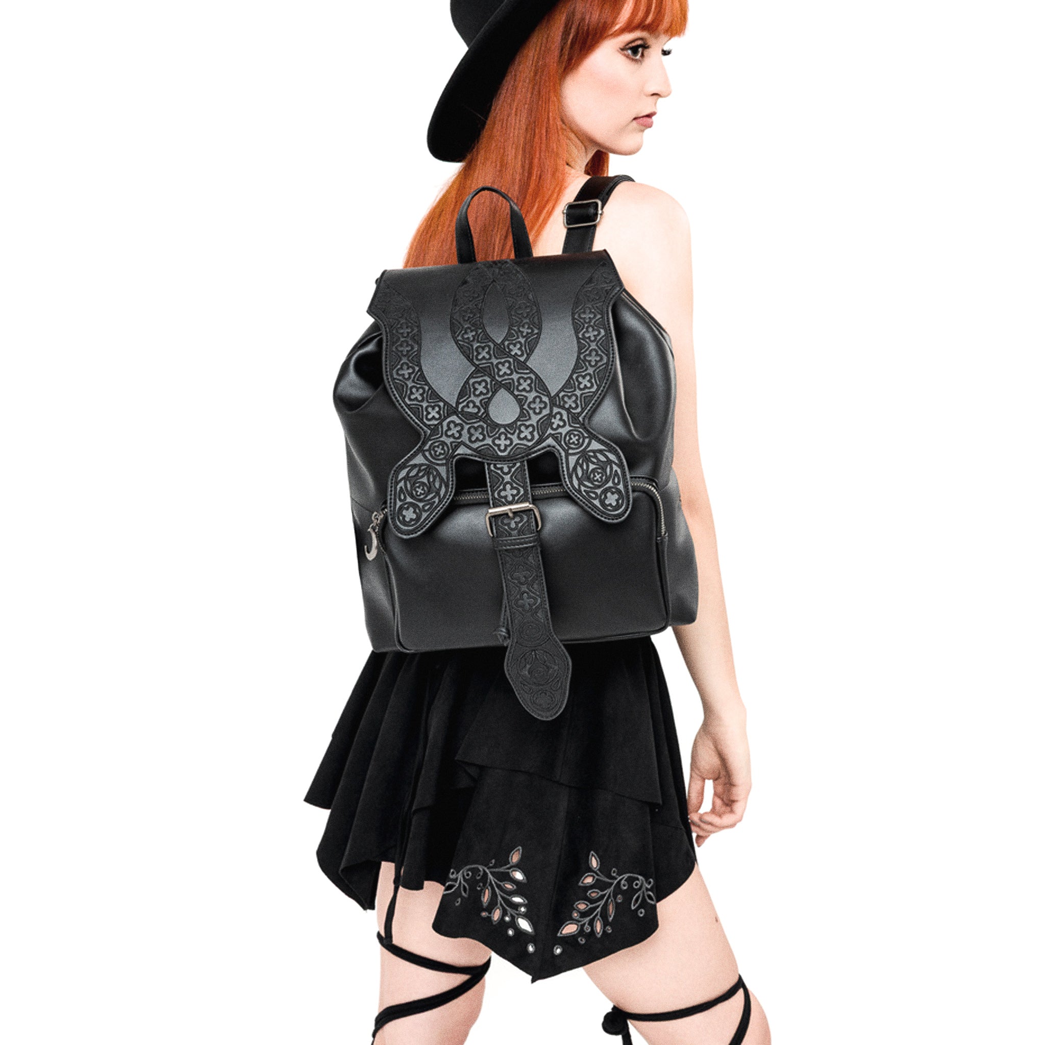 Mochila con solapa en forma de serpiente bordada con motivos inspirados en las catedrales vista modelo