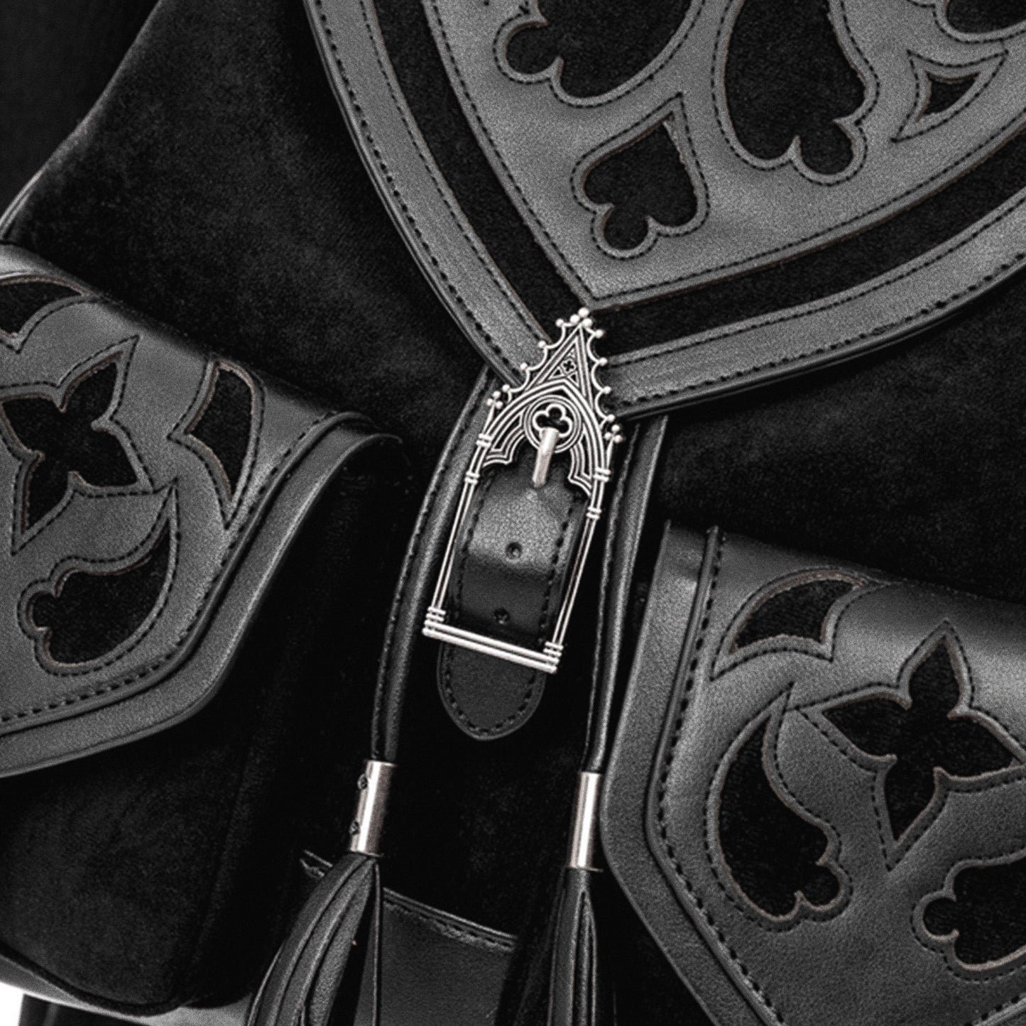 Mochila con motivos medievales Cathedralis Buckle de la marca Restyle en negro vista detalle