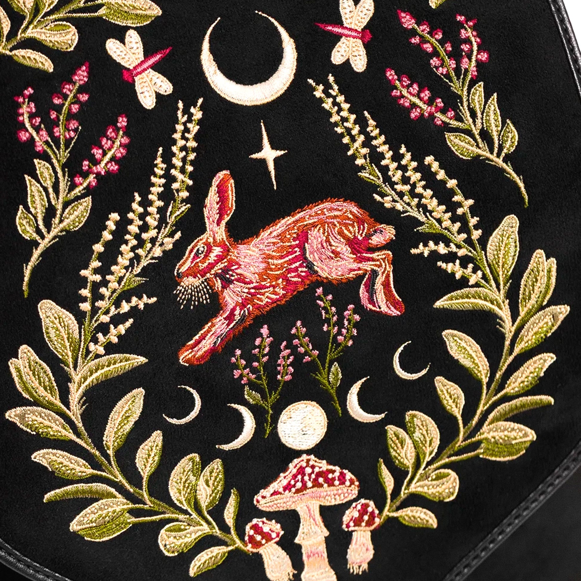 Mochila bordada con liebre y motivos de bosque mágico pequeña e ideal para el día  día acabado aterciopelado de restyle vista detalle bordado