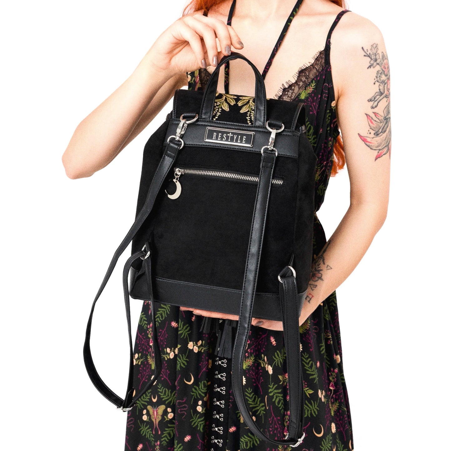 Mochila bordada con liebre y motivos de bosque mágico pequeña e ideal para el día  día acabado aterciopelado de restyle vista posterior con modelo