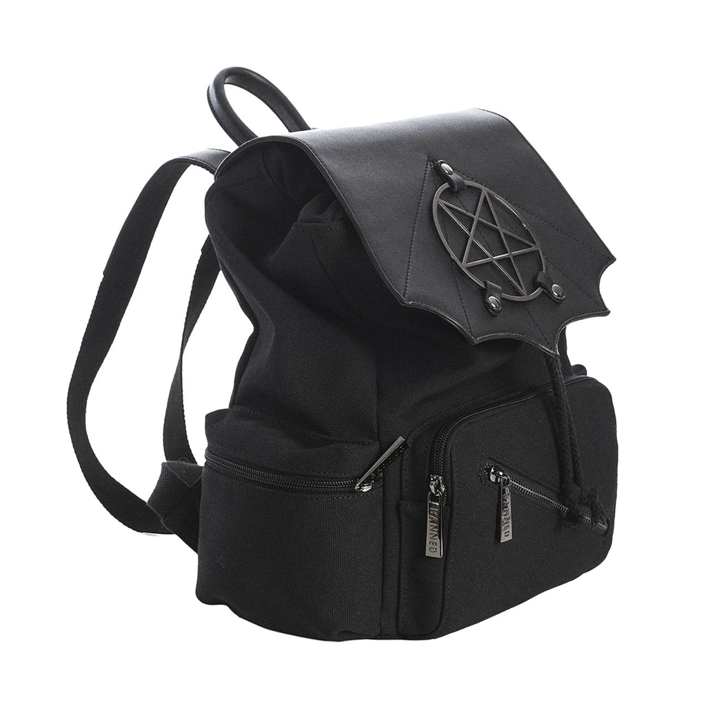 Mochila mediana de lona y piel sintética con solapa en forma de murciélago y detalle de pentagrama metálico modelo Moloch de Banned Alternative vista ángulo