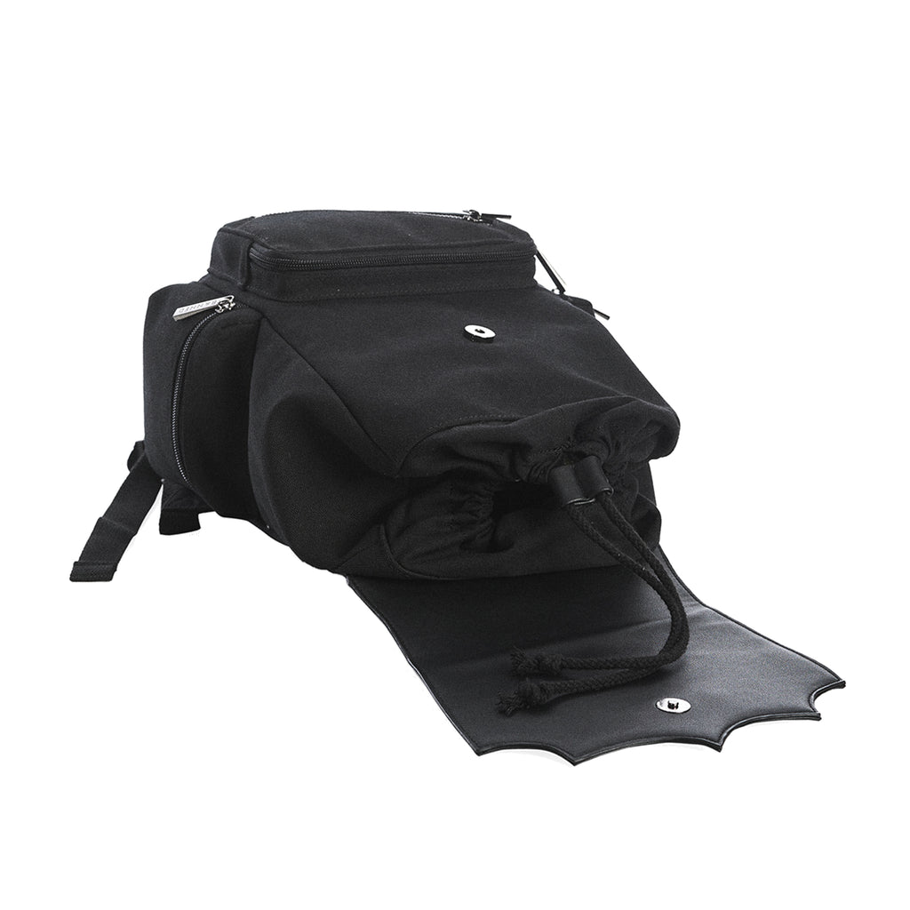 Mochila mediana de lona y piel sintética con solapa en forma de murciélago y detalle de pentagrama metálico modelo Moloch de Banned Alternative vista tumbada abierta