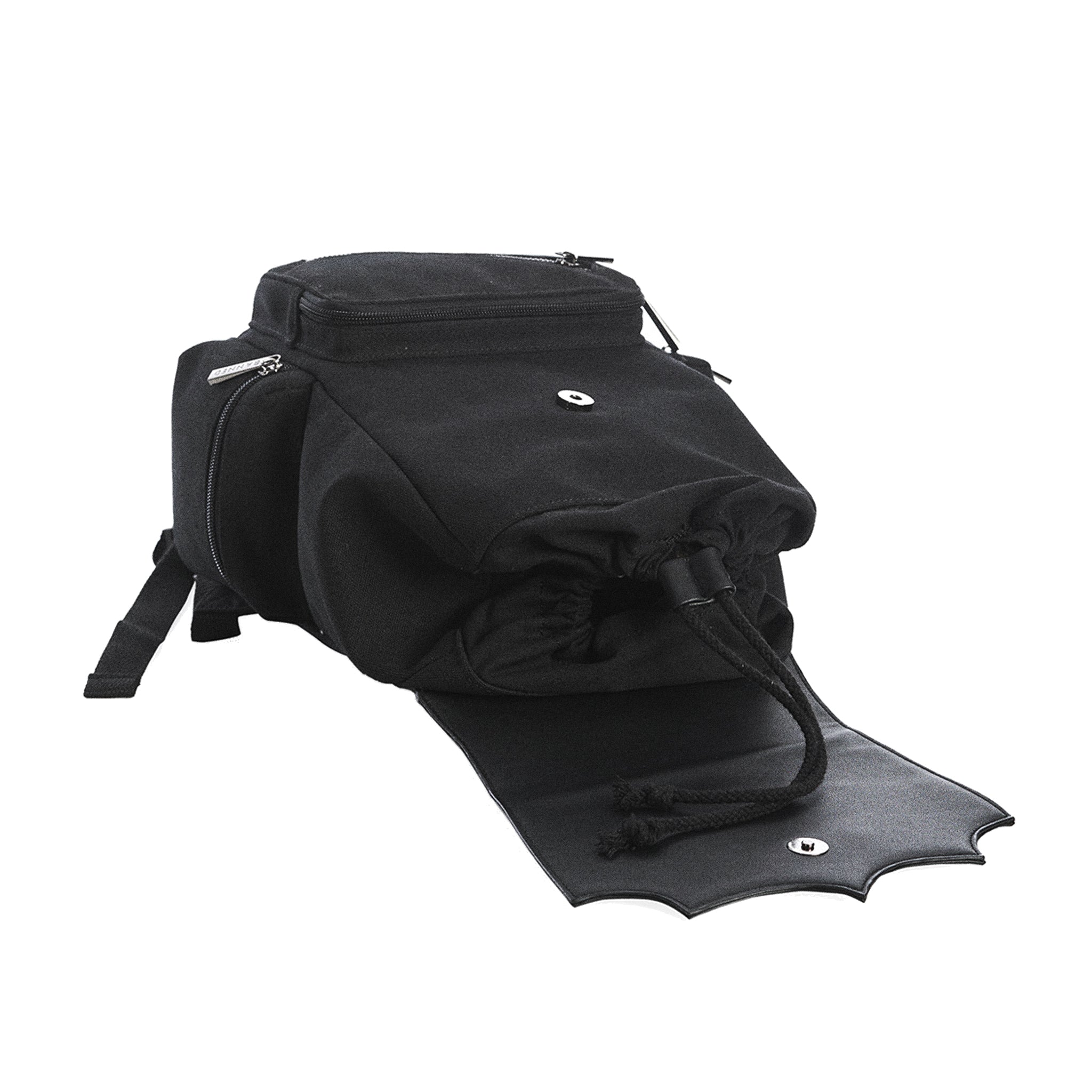 Mochila mediana de lona y piel sintética con solapa en forma de murciélago y detalle de pentagrama metálico modelo Moloch de Banned Alternative vista tumbada abierta