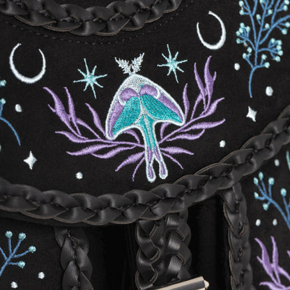 Mochila de ante con detalles trenzados en cuero y bordado en tonos fríos de polillas y lunas inspirado en un bosque mágico nocturno vista detalle frontal