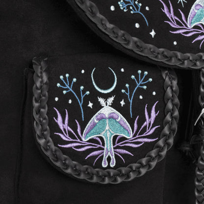 Mochila de ante con detalles trenzados en cuero y bordado en tonos fríos de polillas y lunas inspirado en un bosque mágico nocturno vista detalle bolsillo