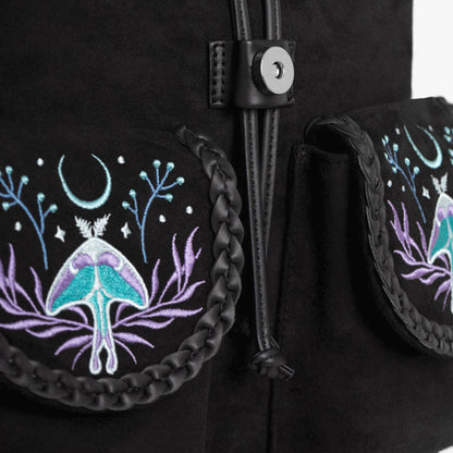 Mochila de ante con detalles trenzados en cuero y bordado en tonos fríos de polillas y lunas inspirado en un bosque mágico nocturno vista detalle correa