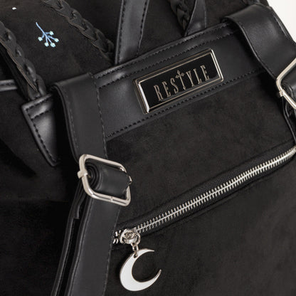 Mochila de ante con detalles trenzados en cuero y bordado en tonos fríos de polillas y lunas inspirado en un bosque mágico nocturno vista detalle posterior