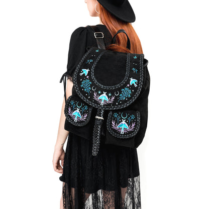 Mochila de ante con detalles trenzados en cuero y bordado en tonos fríos de polillas y lunas inspirado en un bosque mágico nocturno vista modelo 