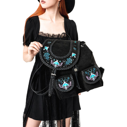 Mochila de ante con detalles trenzados en cuero y bordado en tonos fríos de polillas y lunas inspirado en un bosque mágico nocturno vista modelo solapa abierta