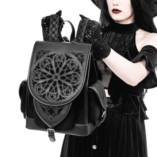 Mochila gótica con detalles cortados a láser en solapa y bolsillos laterales inspirados en las catedrales góticas modelo Rosarium de Restyle vista modelo sujetando correas