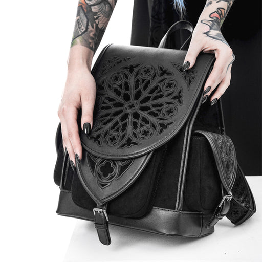 Mochila gótica con detalles cortados a láser en solapa y bolsillos laterales inspirados en las catedrales góticas modelo Rosarium de Restyle vista modelo
