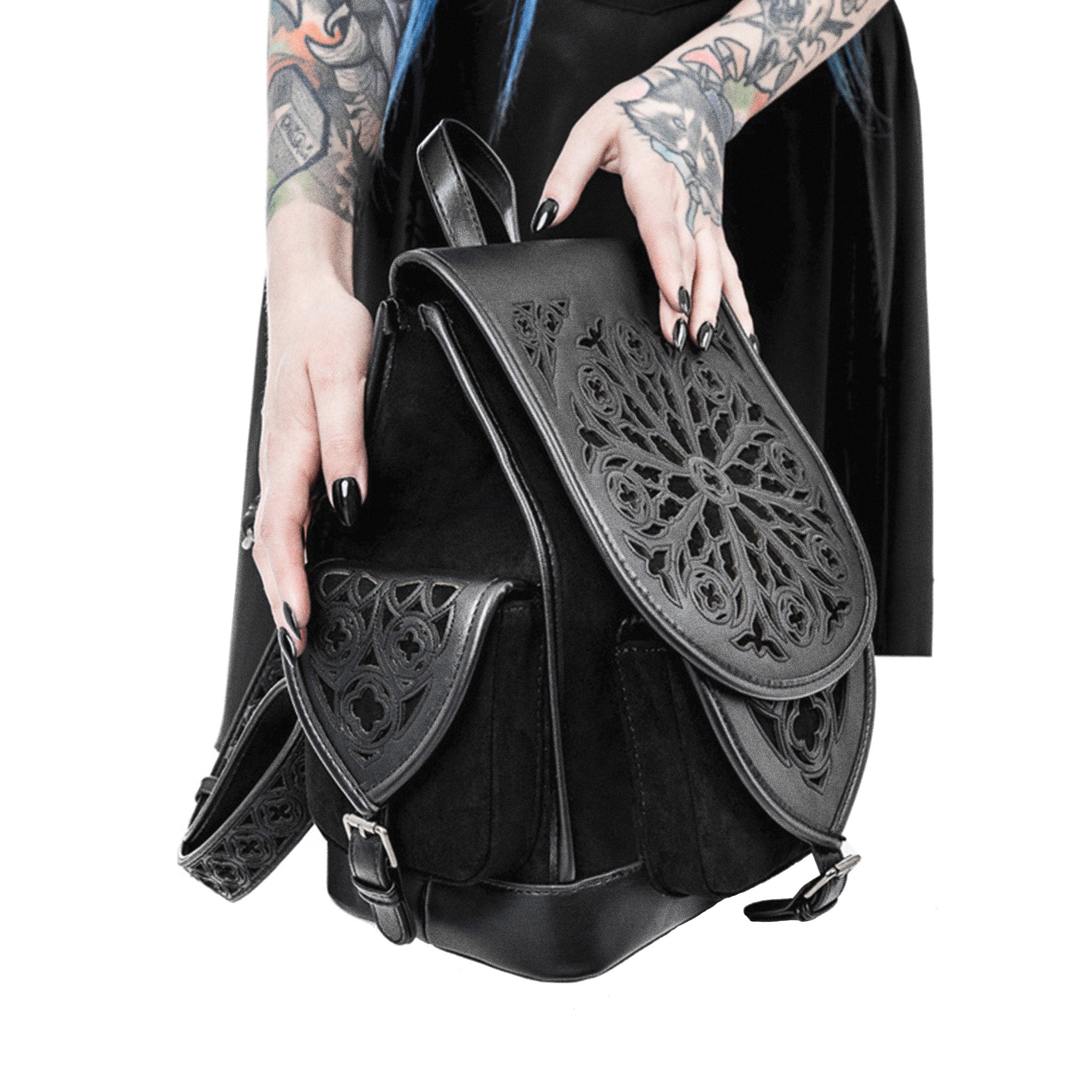 Mochila gótica con detalles cortados a láser en solapa y bolsillos laterales inspirados en las catedrales góticas modelo Rosarium de Restyle vista lateral modelo