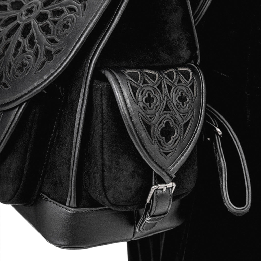 Mochila gótica con detalles cortados a láser en solapa y bolsillos laterales inspirados en las catedrales góticas modelo Rosarium de Restyle vista detalle bolsillo lateral