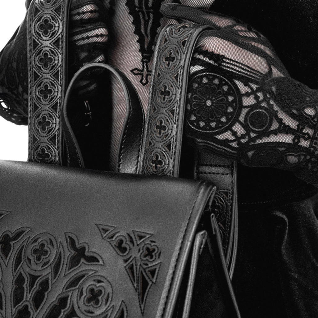 Mochila gótica con detalles cortados a láser en solapa y bolsillos laterales inspirados en las catedrales góticas modelo Rosarium de Restyle vista detalle de correas
