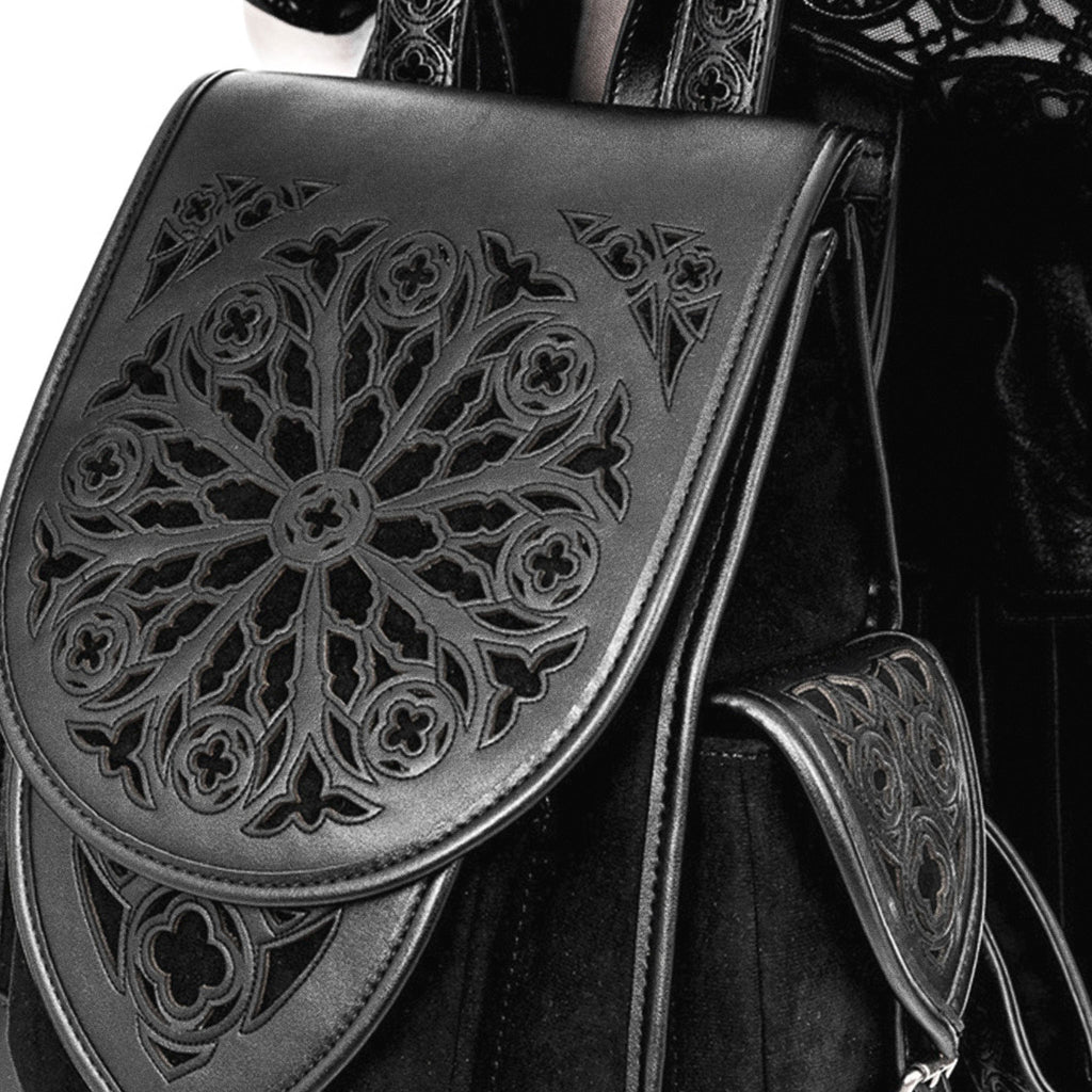 Mochila gótica con detalles cortados a láser en solapa y bolsillos laterales inspirados en las catedrales góticas modelo Rosarium de Restyle vista detalle solapa