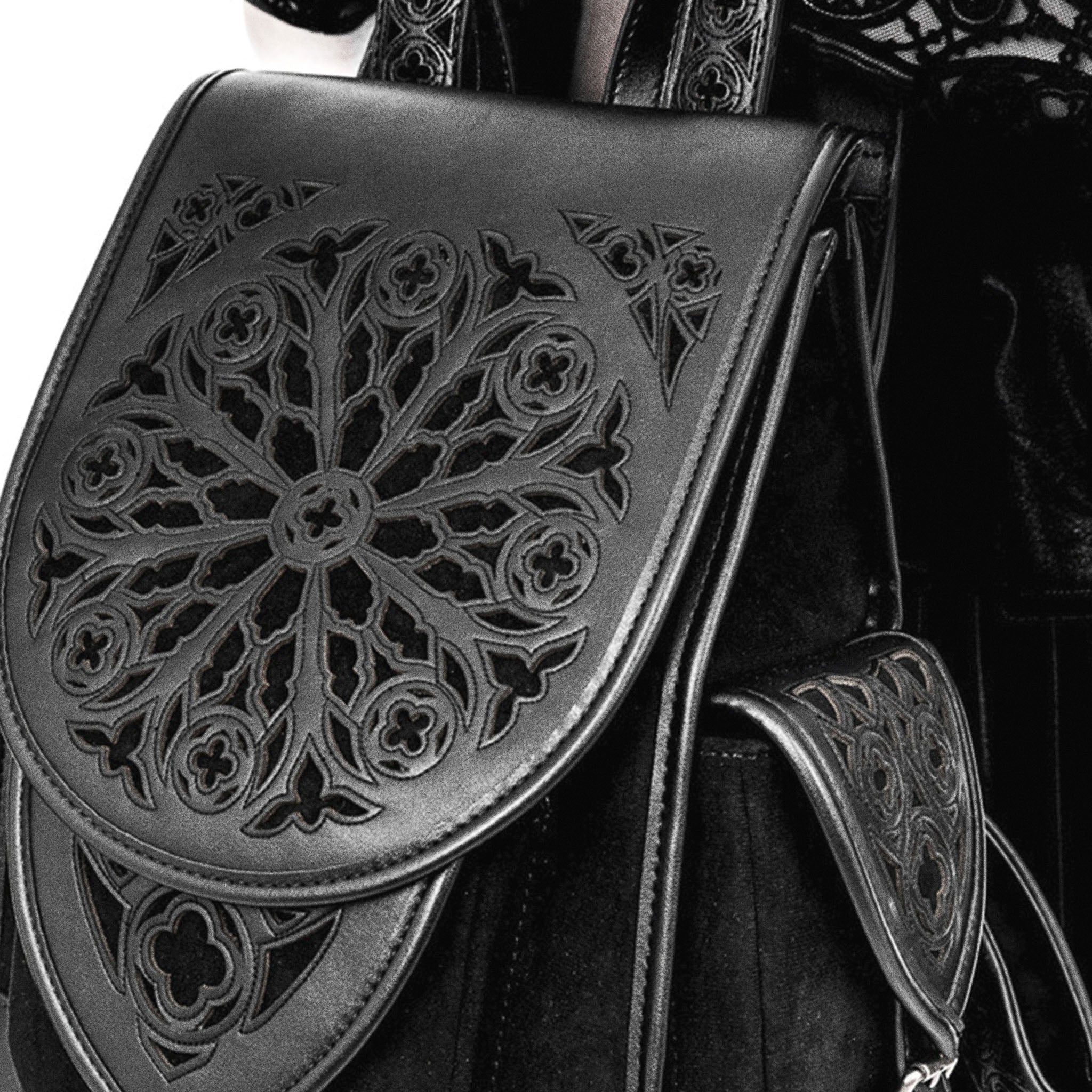 Mochila gótica con detalles cortados a láser en solapa y bolsillos laterales inspirados en las catedrales góticas modelo Rosarium de Restyle vista detalle solapa