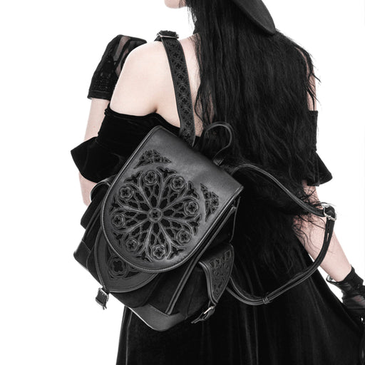 Mochila gótica con detalles cortados a láser en solapa y bolsillos laterales inspirados en las catedrales góticas modelo Rosarium de Restyle vista modelo con correa en hombro