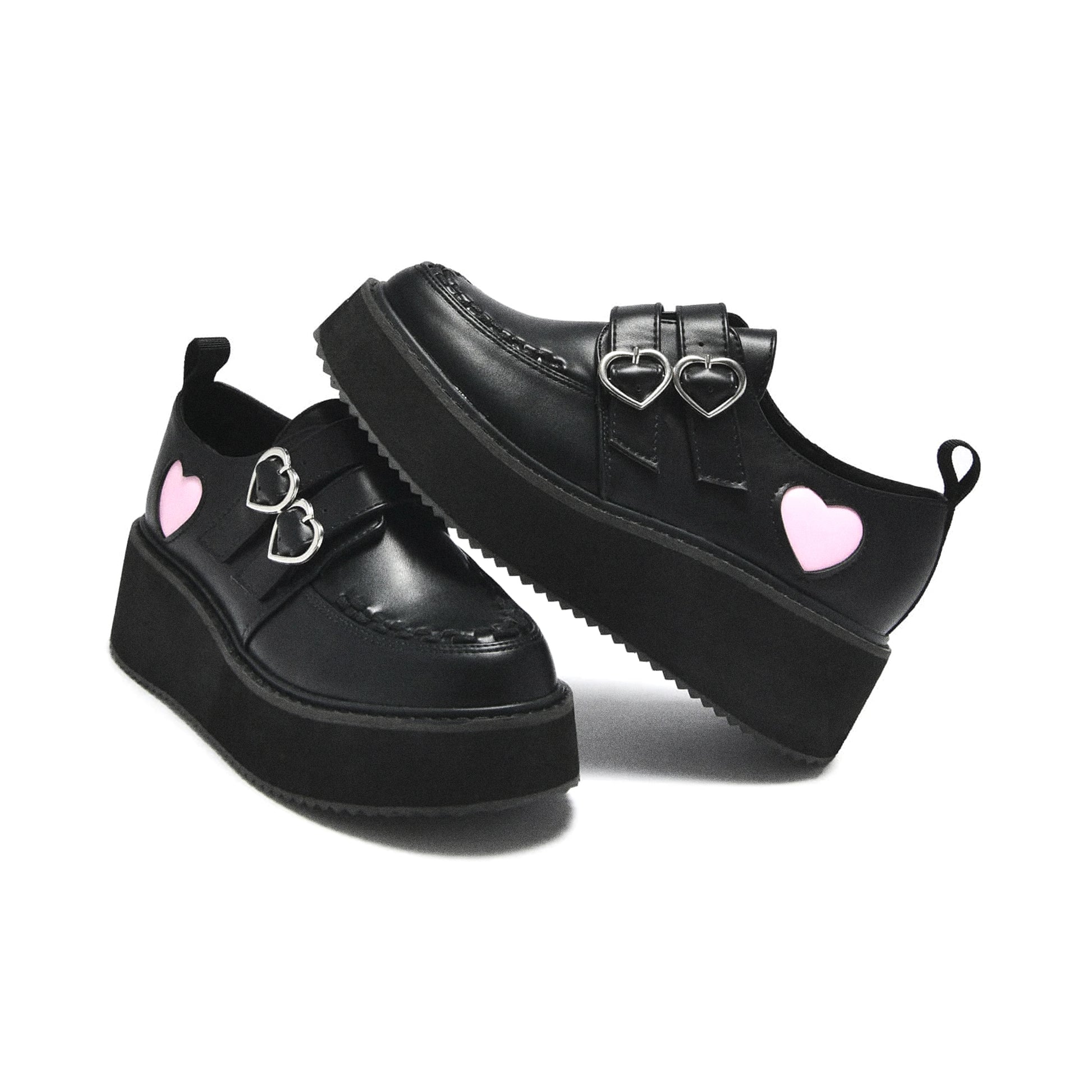 Zapatos con plataforma Koi Footwear Pothos Pink Heart color negro vista par ángulo