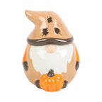Quemador de aceites esenciales con forma de gnomo adorable otoñal con calabaza y tapa en forma de gorro vista frontal sobre fondo blanco.