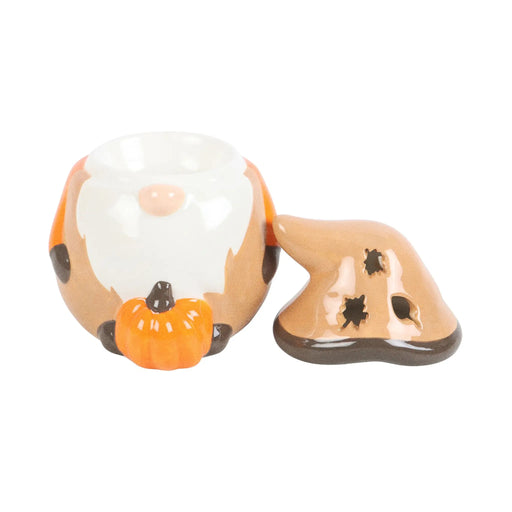 Quemador de aceites esenciales con forma de gnomo adorable otoñal con calabaza y tapa en forma de gorro vista sin tapa sobre fondo blanco.