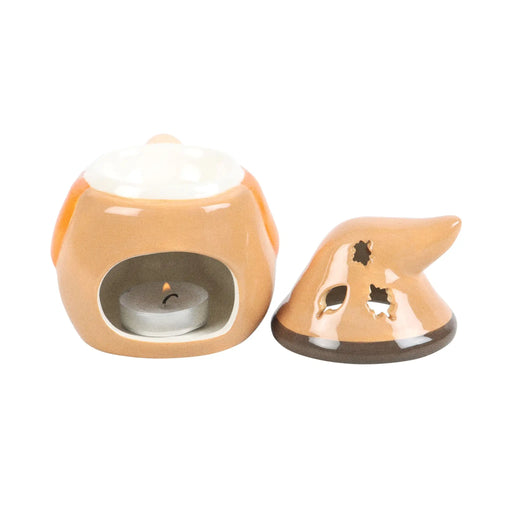 Quemador de aceites esenciales con forma de gnomo adorable otoñal con calabaza y tapa en forma de gorro vista sin tapa por detrás sobre fondo blanco.