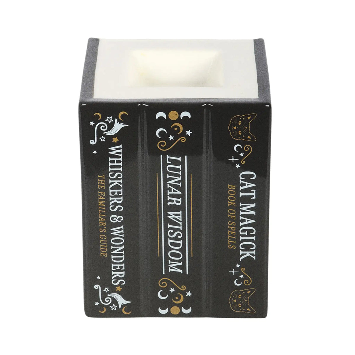 Quemador de aceites esenciales y cera con forma de tres libros de estética witchy con gato en la portada vista lomo libros sobre fondo blanco.