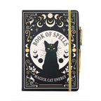 Portada libreta A5 con diseño de gato negro estilo witchy, bolígrafo acoplado con una goma y goma de cierre vertical en la libreta.